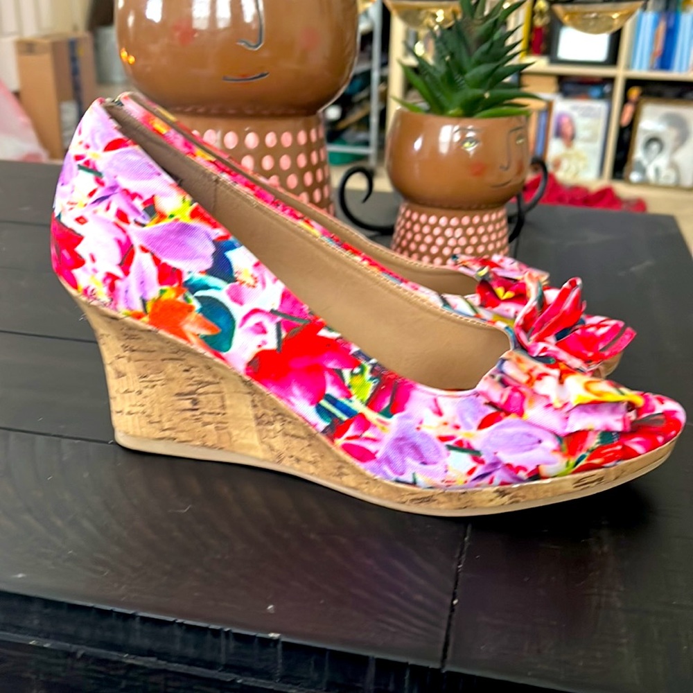 Low floral wedge with comfy insole. - Picture 2 of 3